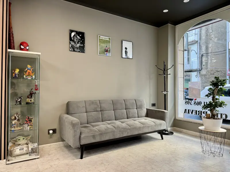 Interior de la barbería zona de espera