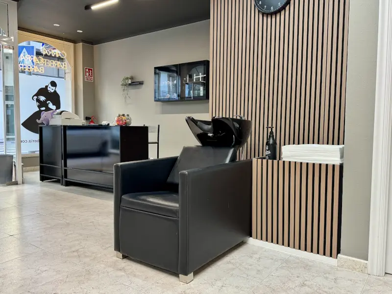 Interior de la barbería lavabo