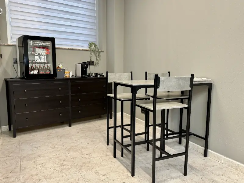Interior de la barbería zona de relax